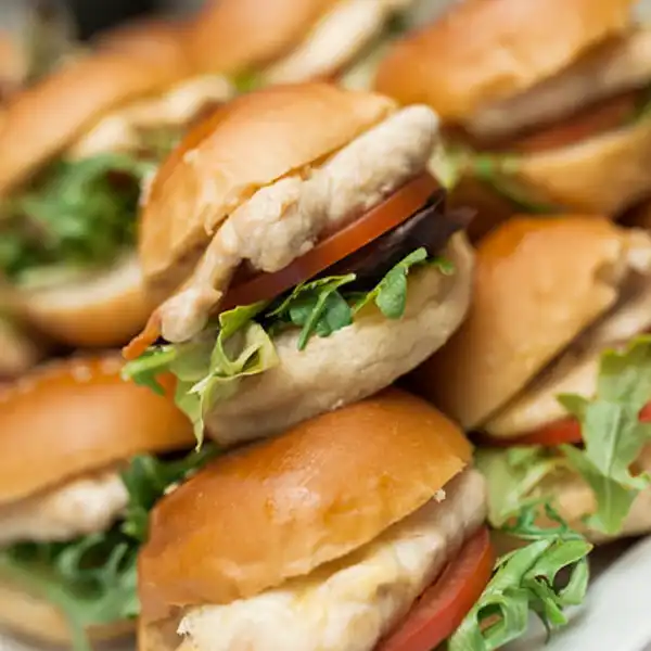 Aqualis Mandje Gevuld Met 30 Mini Sandwiches